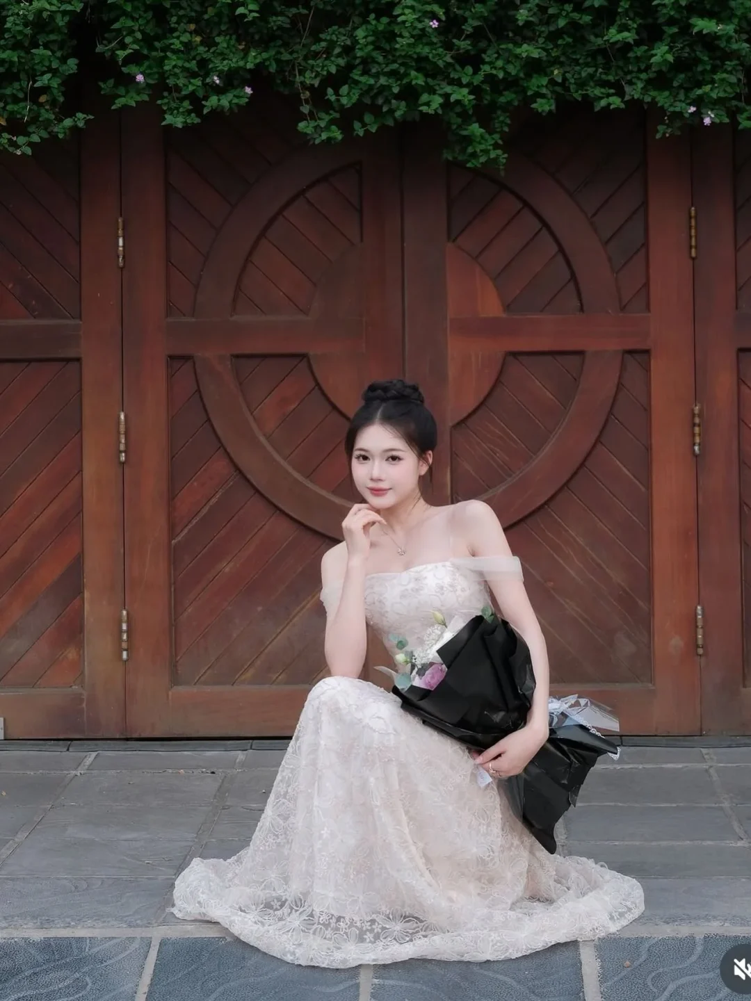 Ảnh 2 của Váy ren cúp ngực kem Ther S