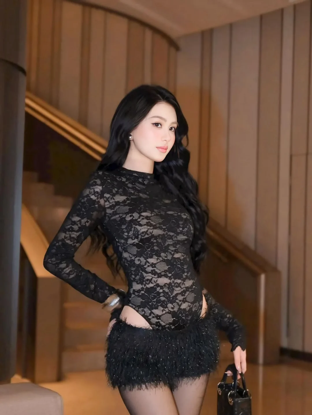 Photo 1 of Bodysuit ren đen kèm váy lông vũ size M