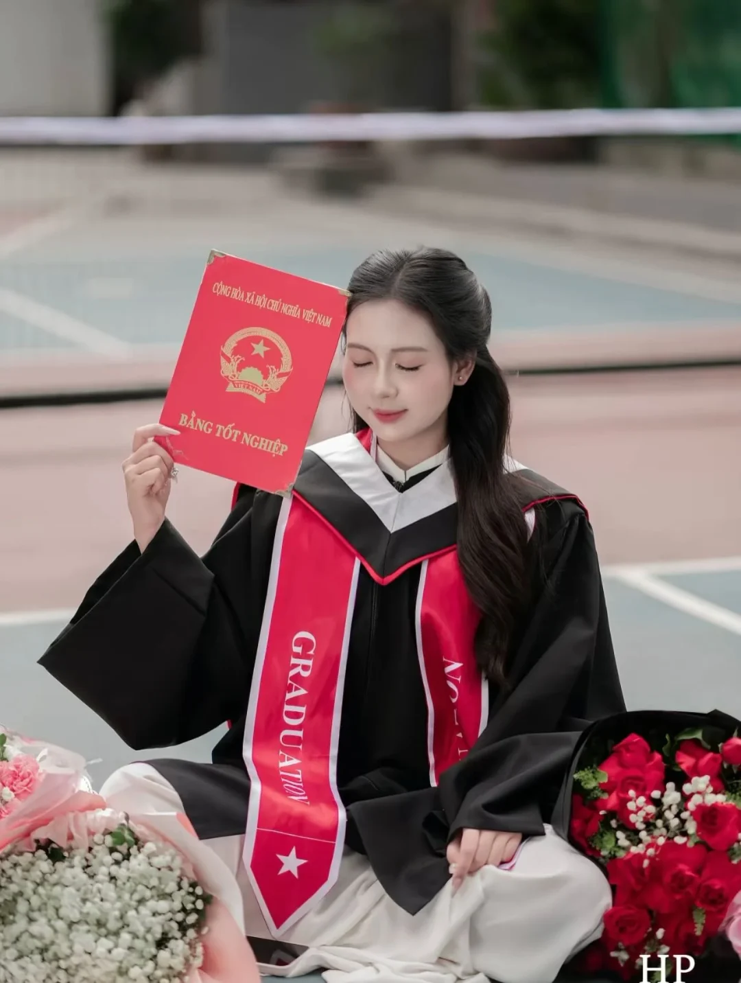 Photo 4 of Áo cử nhân nữ đen viền đỏ A315