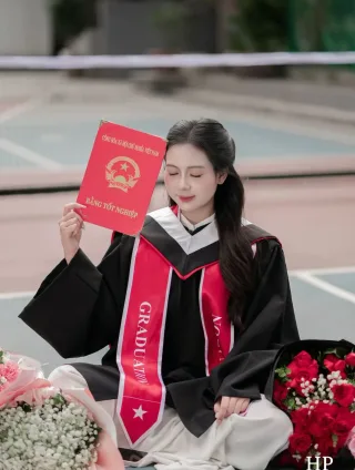 Photo 4 of Áo cử nhân nữ đen viền đỏ A315