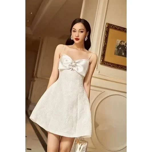 Photo 1 of Váy mini trắng đính nơ Rechic