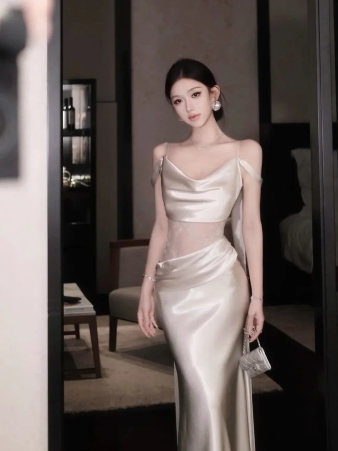 Ảnh 2 của Đầm satin kem hở lưng ren size M