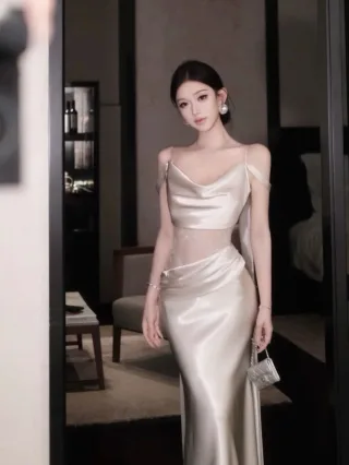 Ảnh 2 của Đầm satin kem hở lưng ren size M