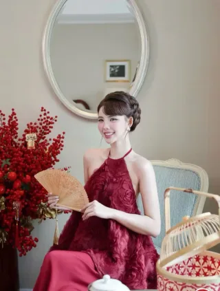 Photo 1 of Đầm đỏ cổ yếm hoa nổi sang trọng