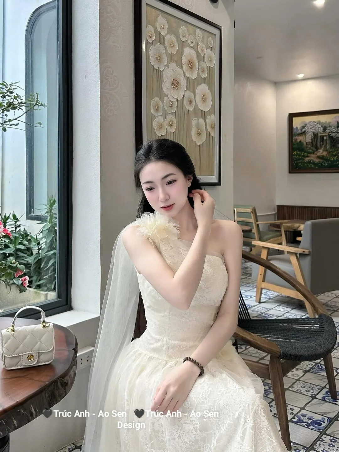 Ảnh 3 của Đầm ren kem một vai công chúa