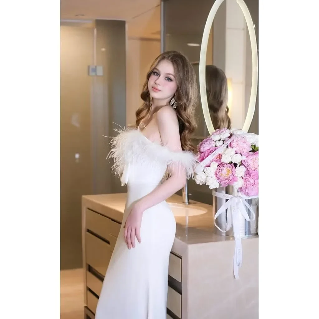 Ảnh 3 của Đầm dạ hội trắng vai bồng lông vũ