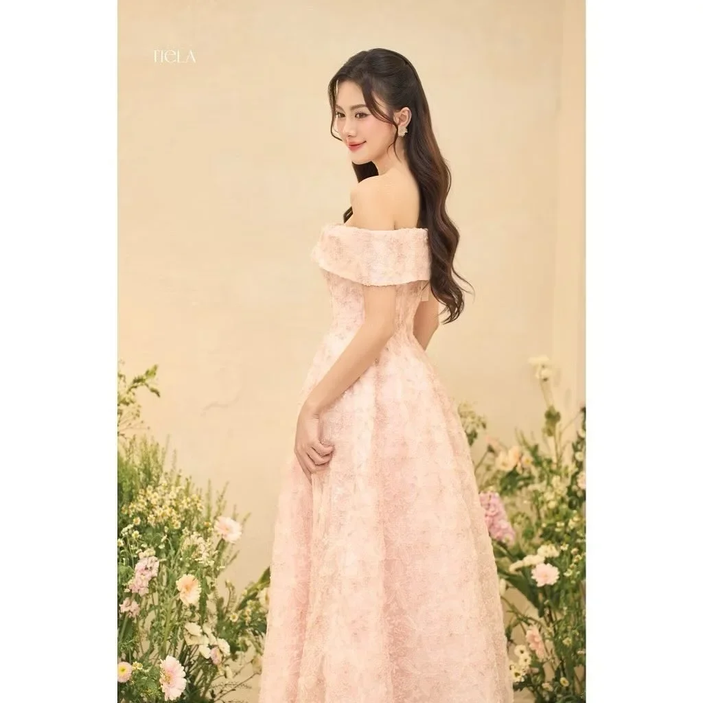 Ảnh 3 của Đầm ren hồng pastel trễ vai Tiela