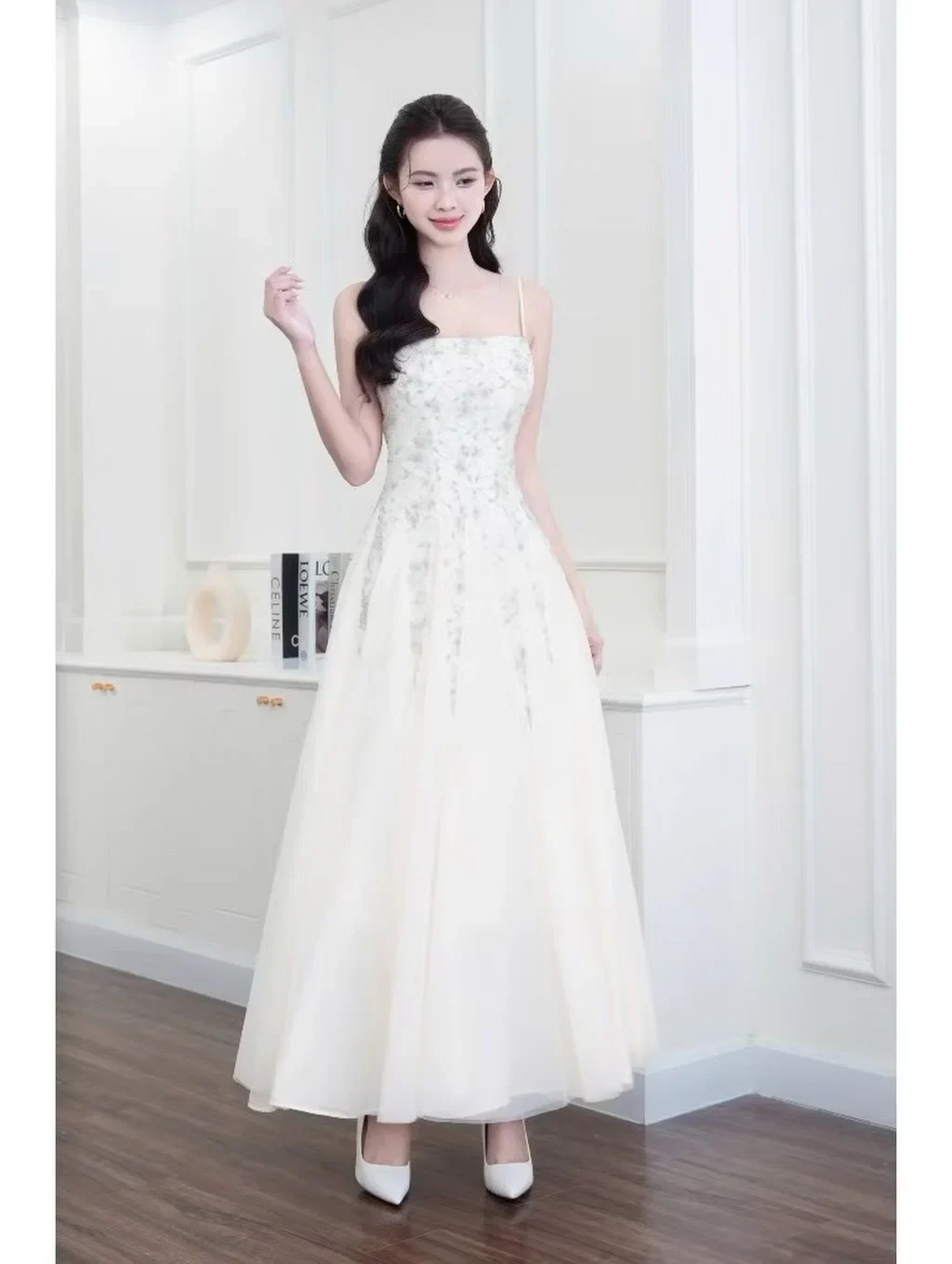 Ảnh 2 của Đầm dạ hội voan ren kem Cira