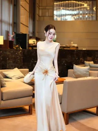 Photo 1 of Váy dạ hội satin trắng kem size M