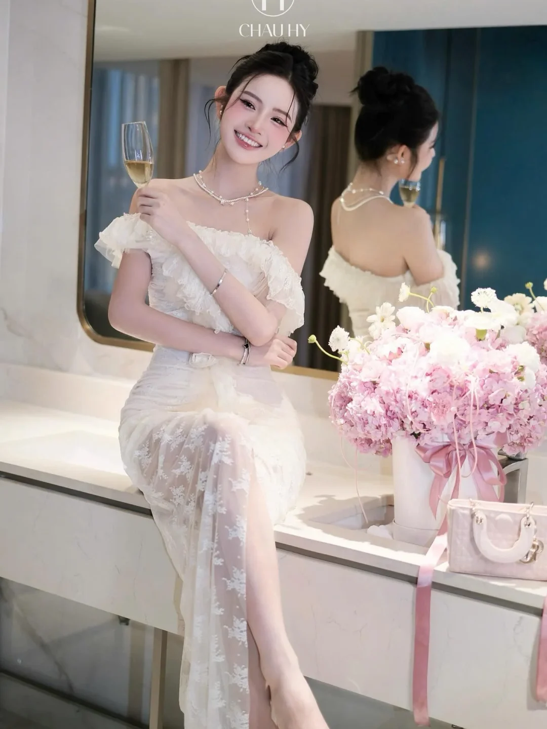 Photo 2 of Đầm dạ hội trắng một vai ren hoa