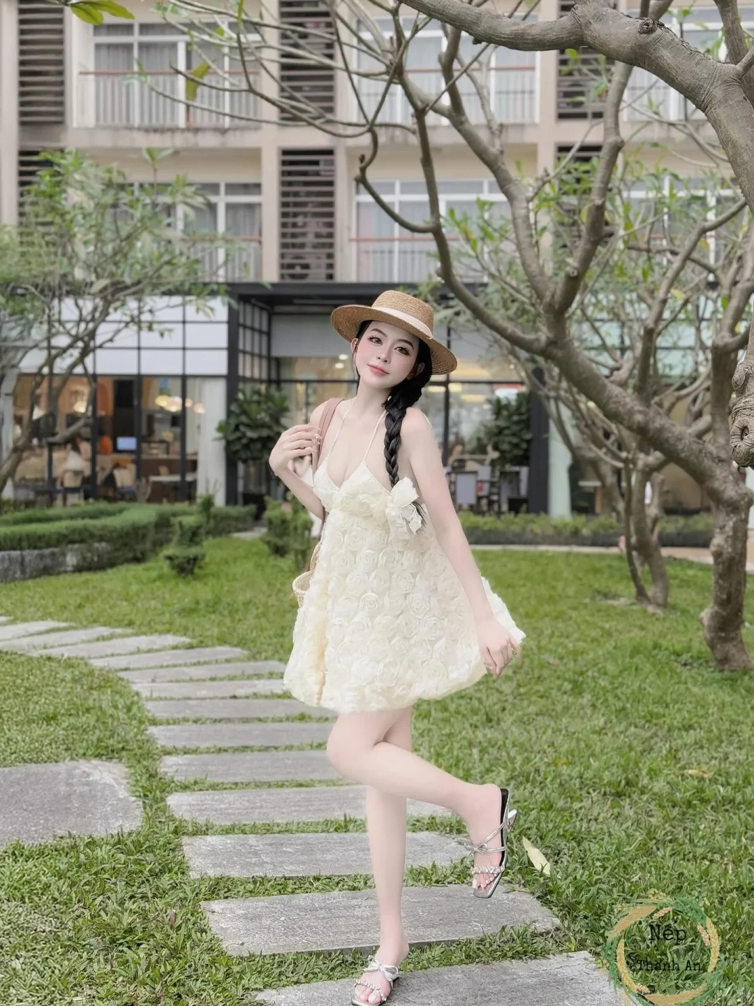Ảnh 2 của Váy ngắn trắng kem hoa nổi nữ