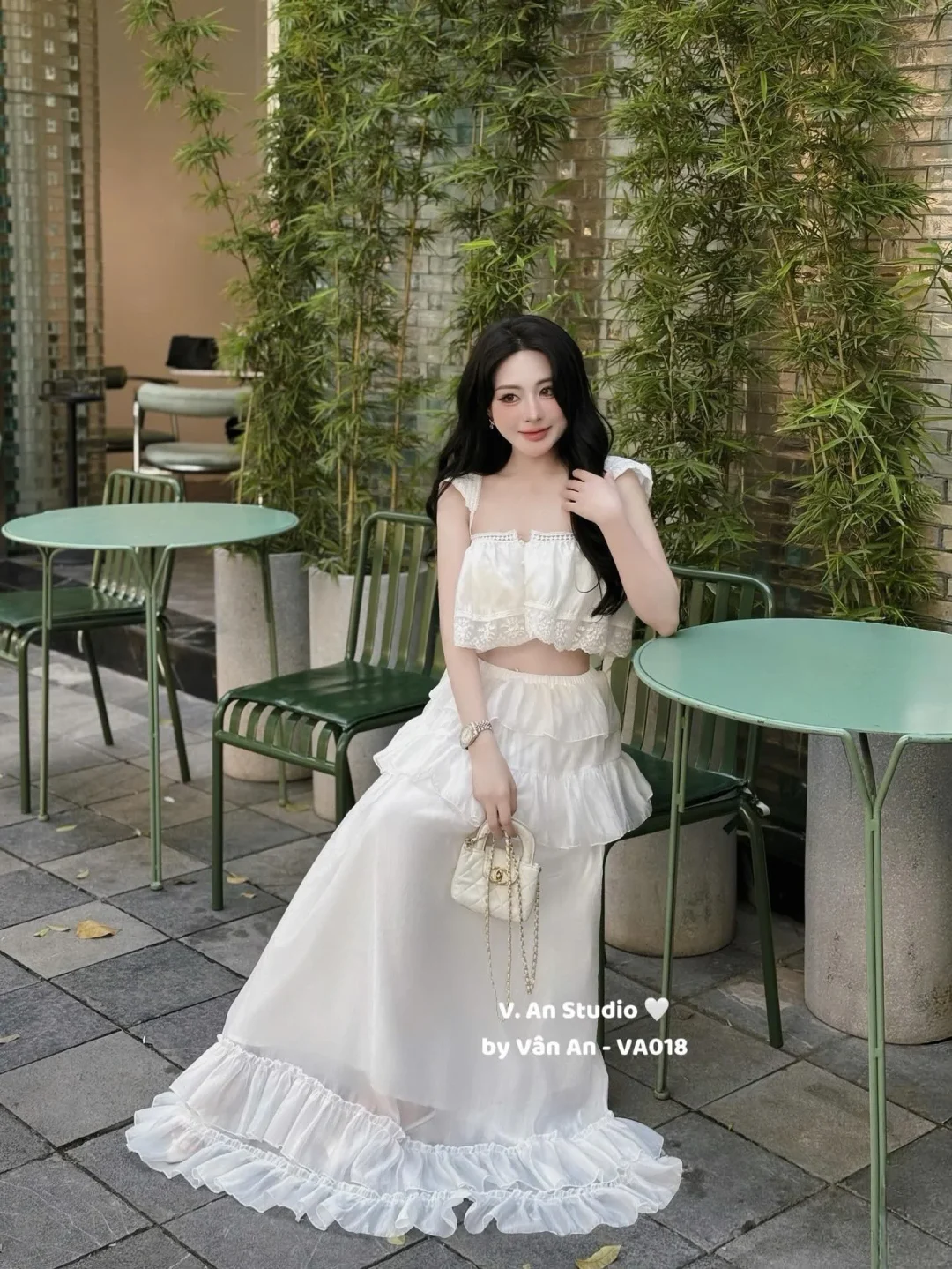 Photo 2 of Set croptop ren và chân váy bèo trắng nữ