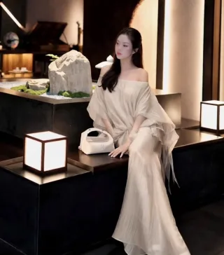 Photo 2 of Váy trễ vai voan dài be nhạt size M