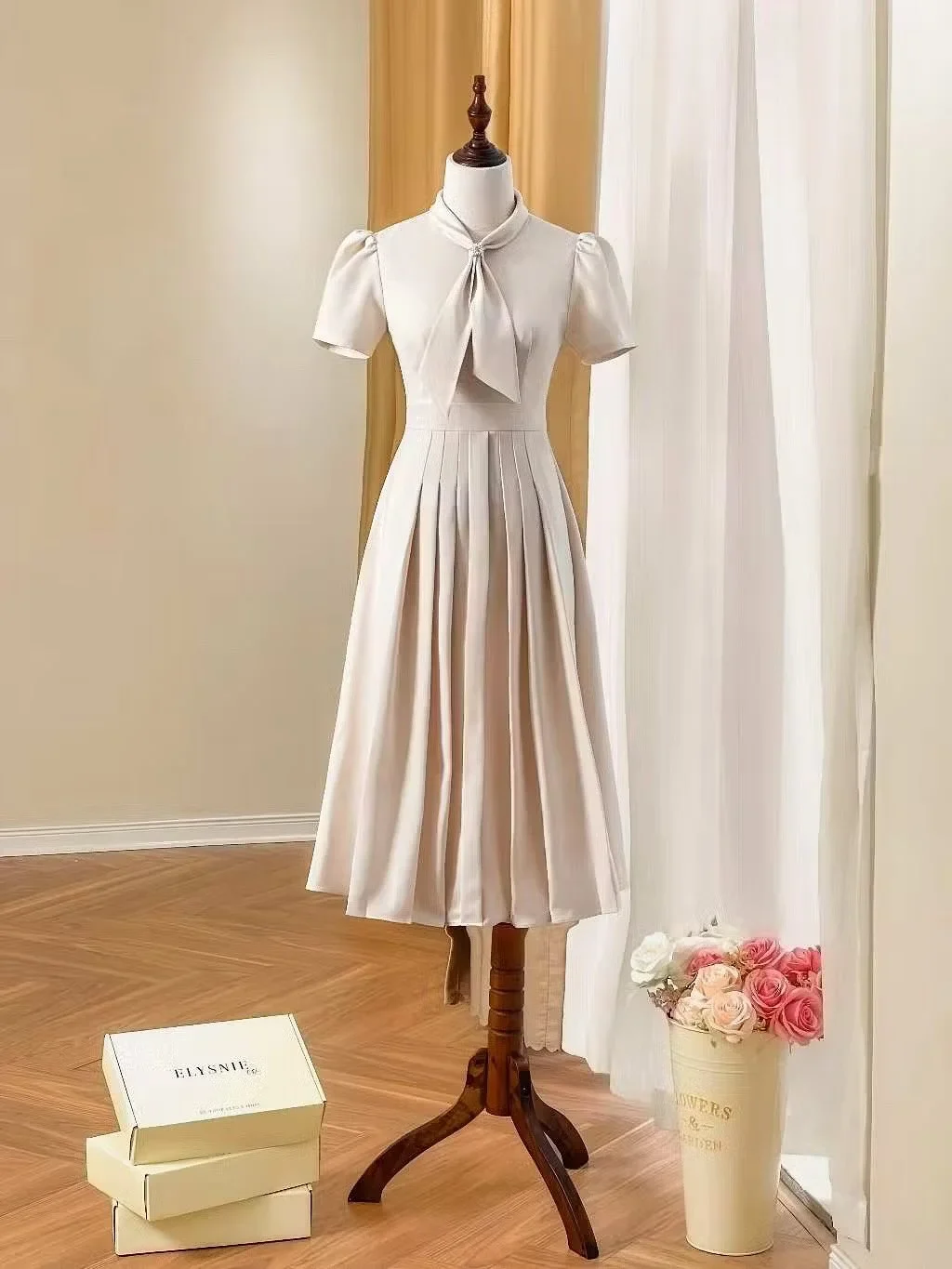 Photo 4 of Váy midi kem nơ cổ Elysnie size S