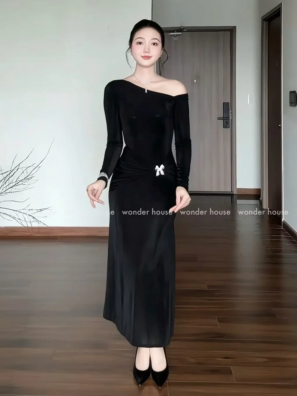 Ảnh 4 của Đầm đen trễ vai nhung lụa Wonder House