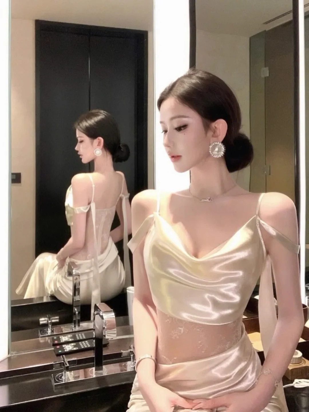 Ảnh 5 của Đầm satin kem hở lưng ren size M