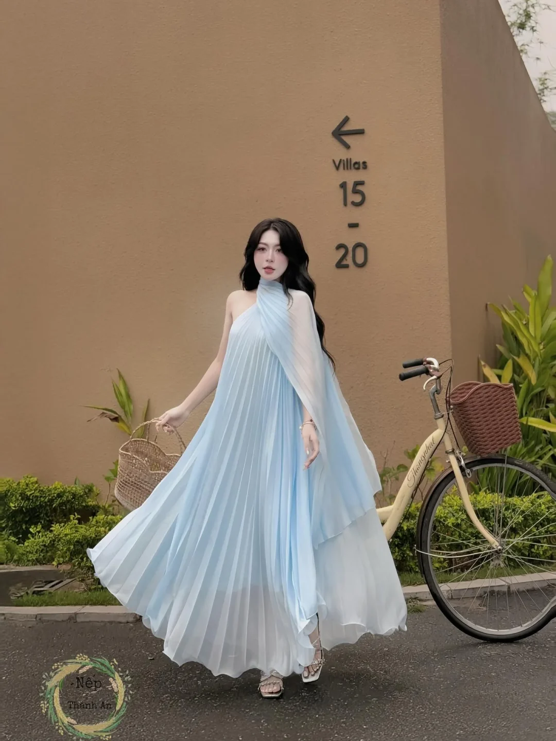 Photo 2 of Váy dài một vai xanh nhạt Nếp