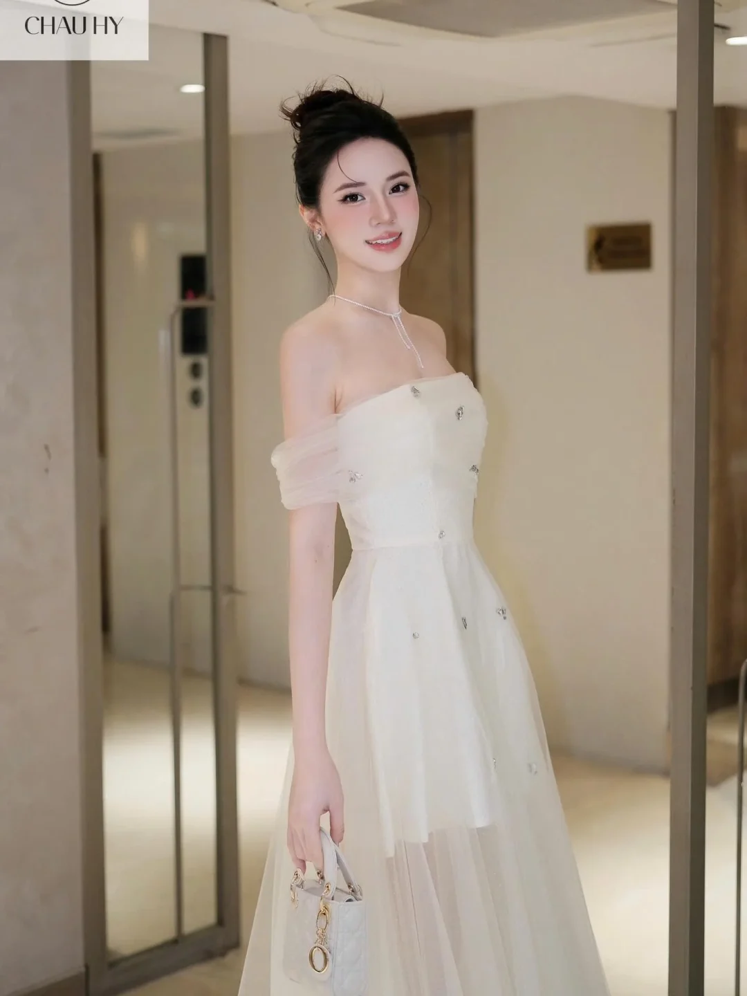 Photo 3 of Váy dạ hội trắng trễ vai size M