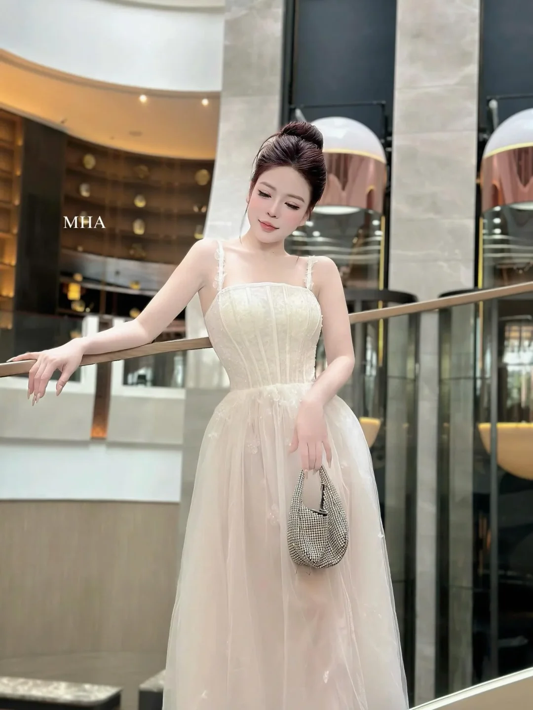 Ảnh 2 của Váy dạ hội trắng corset ren nữ