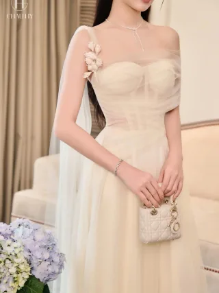 Photo 2 of Váy cưới voan trắng kem size M