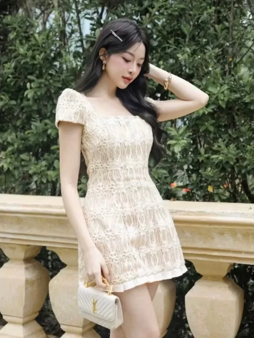 Photo 1 of Đầm ren kem cổ vuông tay ngắn nữ