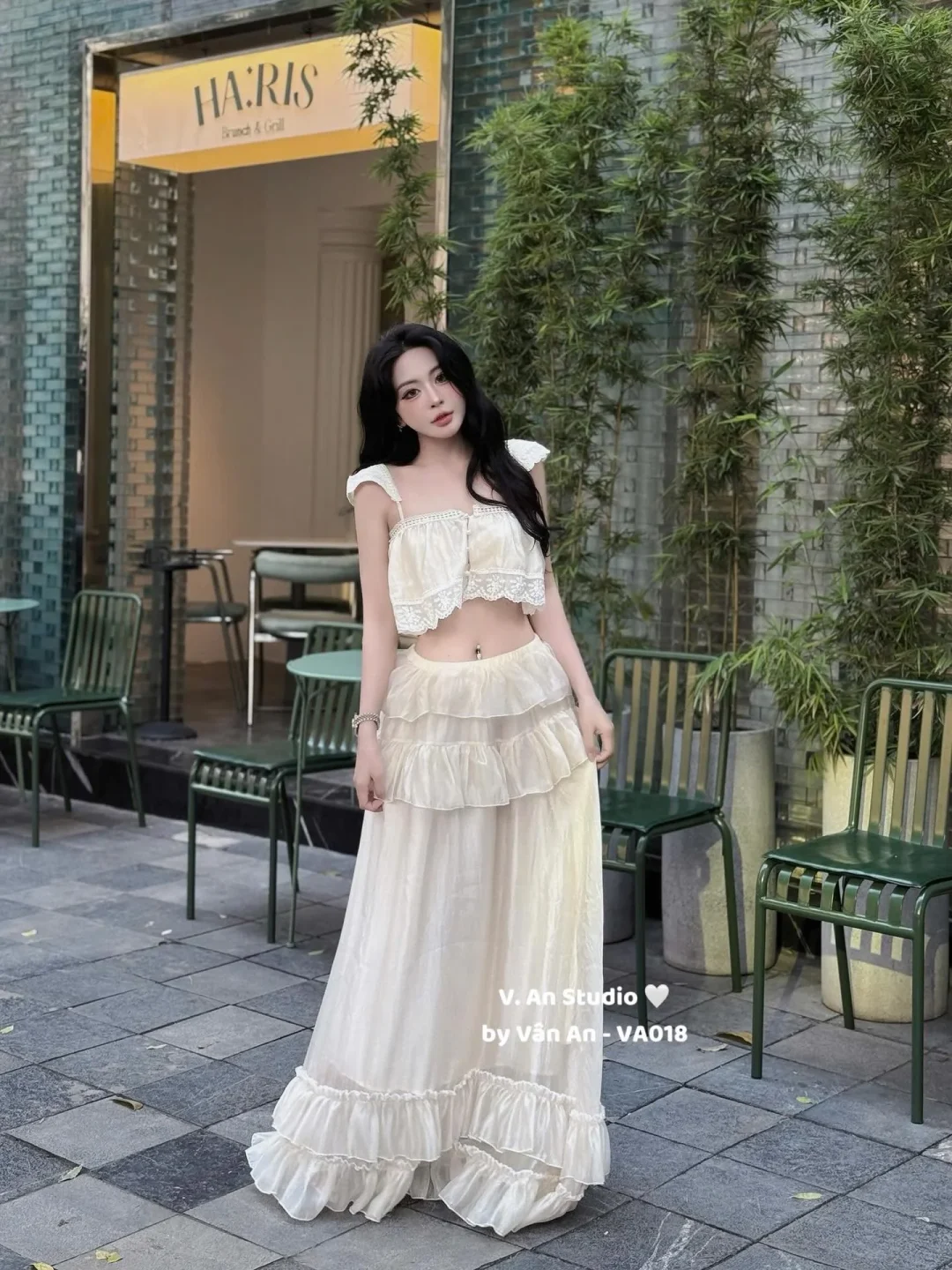 Photo 3 of Set croptop ren và chân váy bèo trắng nữ
