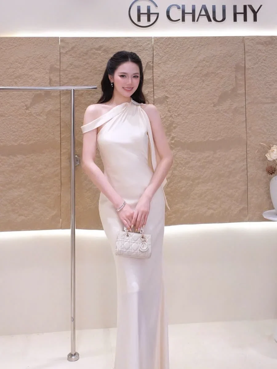 Photo 3 of Váy dài lụa một vai màu kem A281