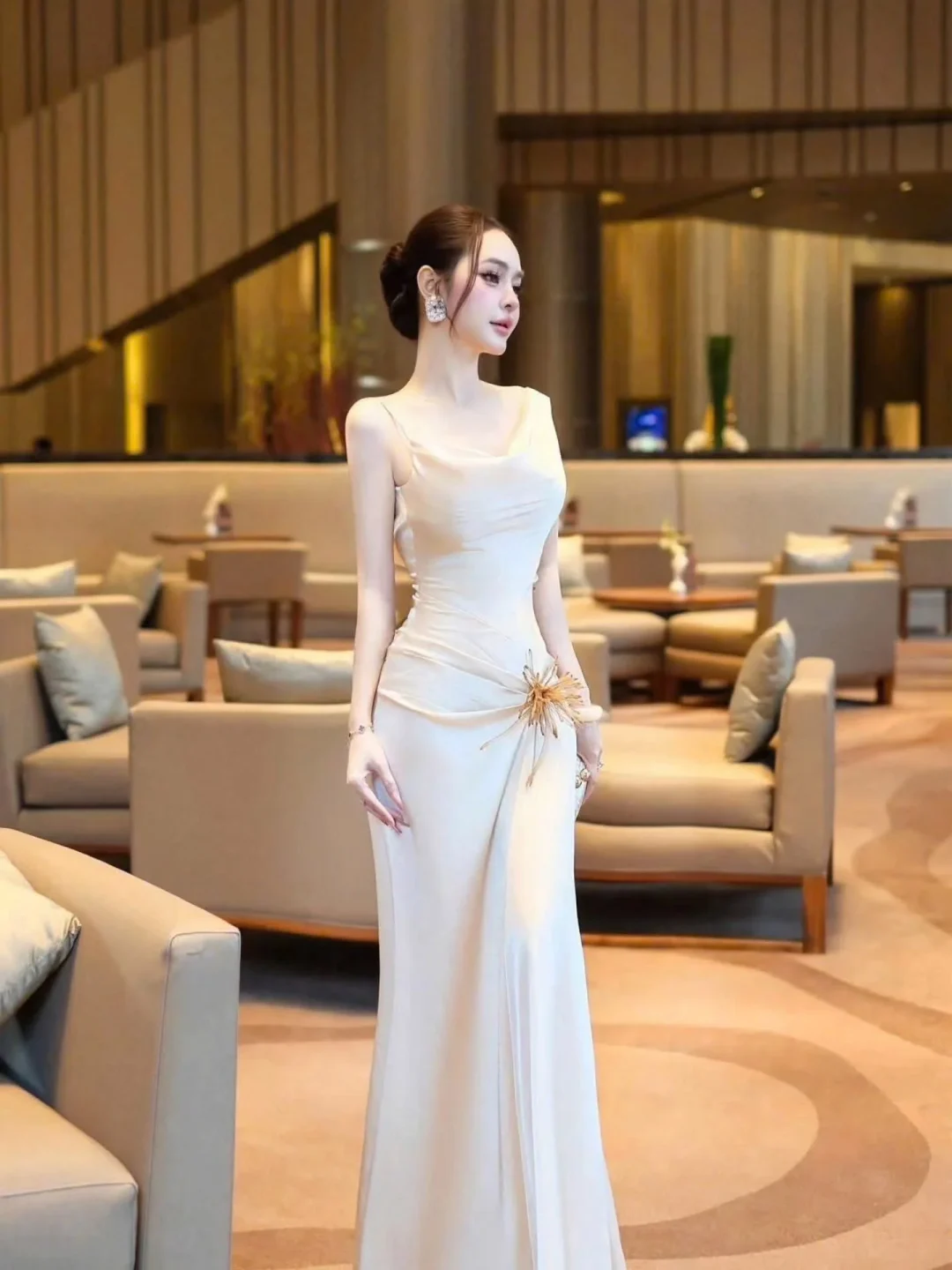 Photo 3 of Váy dạ hội satin trắng kem size M