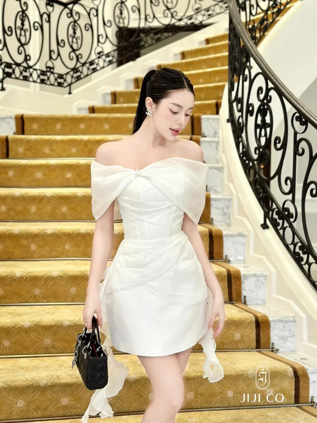 Photo 3 of Đầm trắng trễ vai Jijico TC Dress