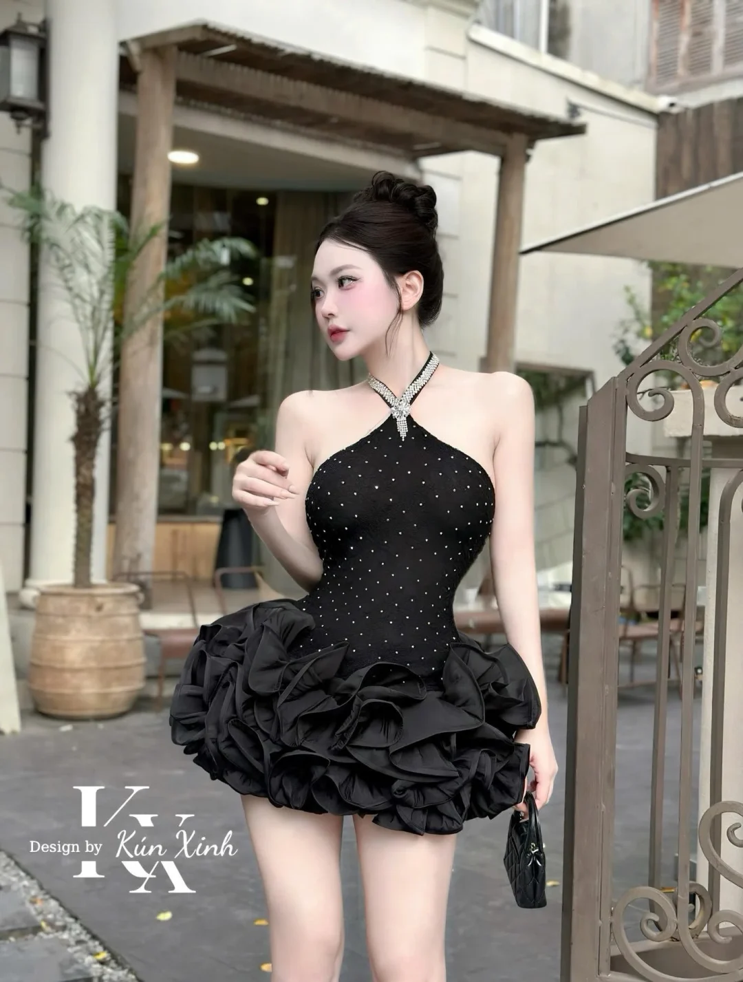 Ảnh 1 của Đầm ngắn đen halter neck sang trọng size M