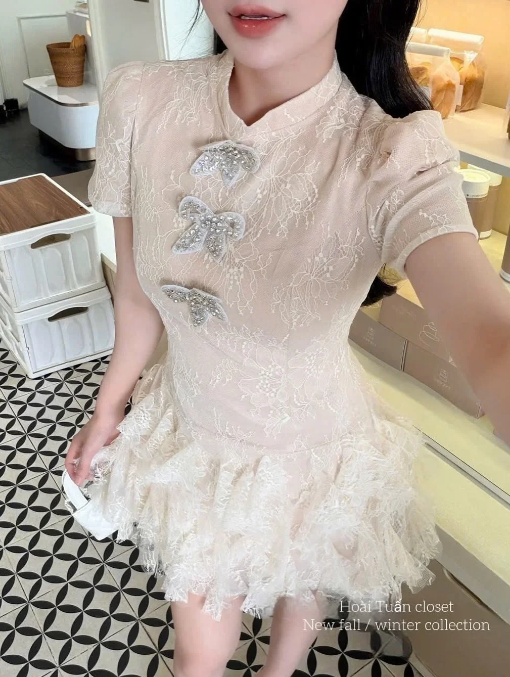 Photo 2 of Đầm ren kem tay phồng chân bèo nữ