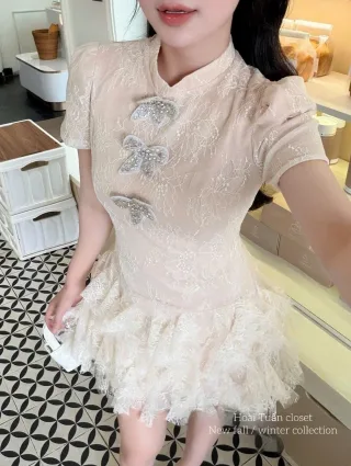 Photo 2 of Đầm ren kem tay phồng chân bèo nữ