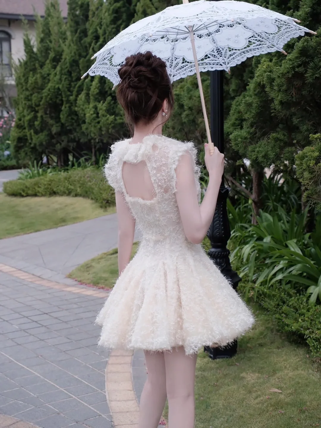 Ảnh 1 của Váy lông xù ngắn màu kem nữ