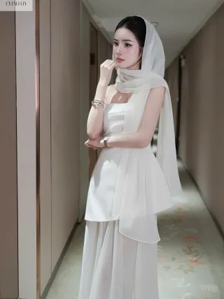 Photo 4 of Đầm dạ hội trắng cape nữ sang trọng