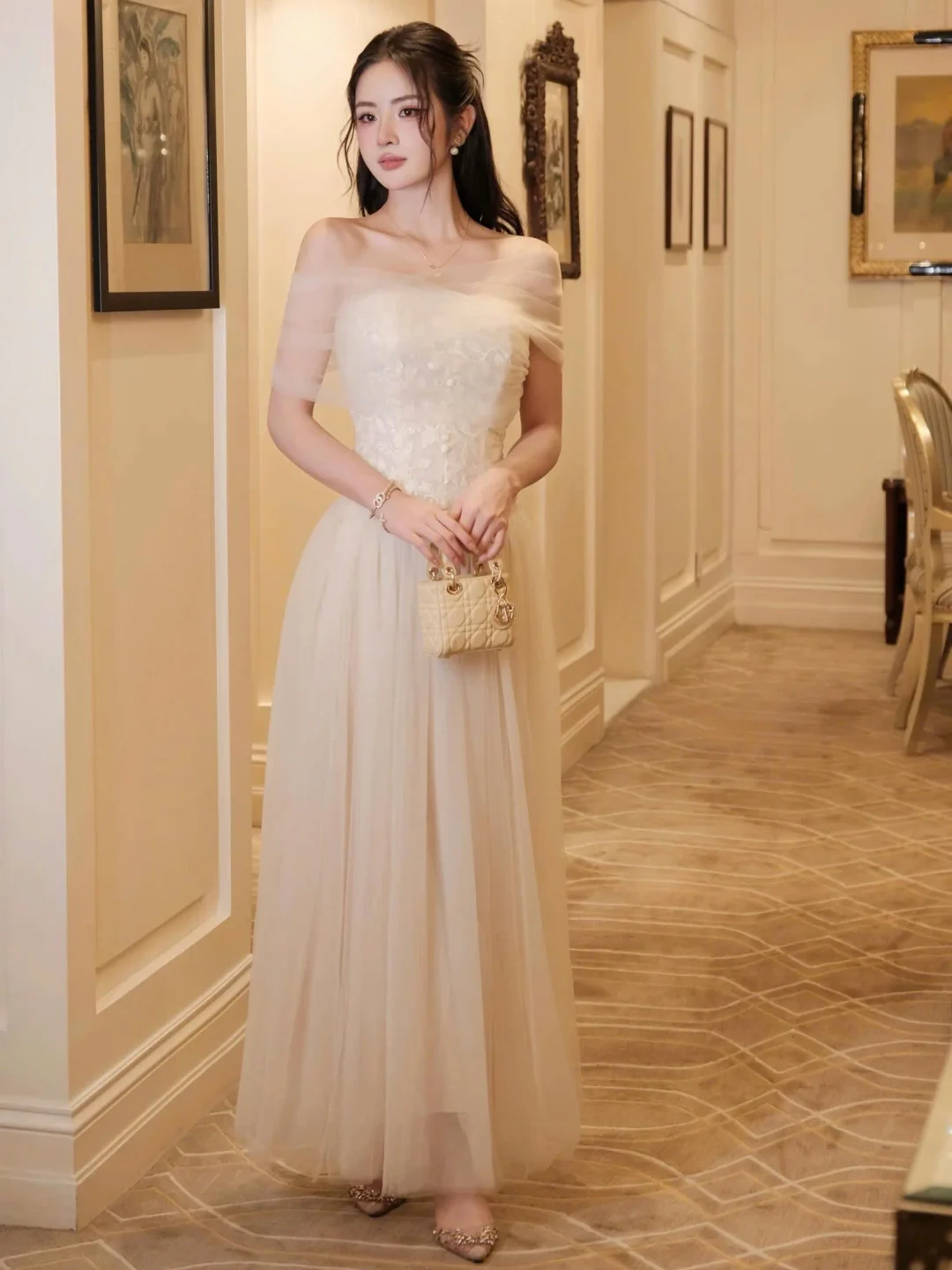 Photo 3 of Váy tiệc voan ren kem vai ngang size M