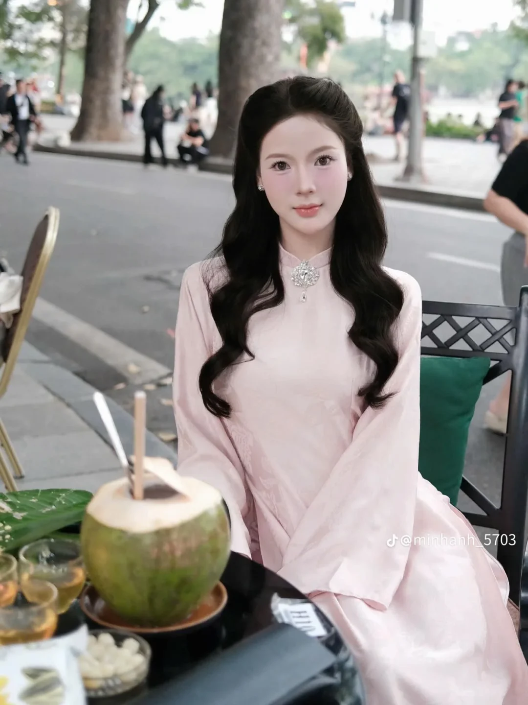 Photo 1 of Áo dài nữ hồng pastel lụa thêu truyền thống