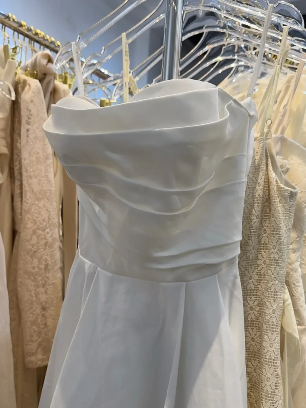 Ảnh 2 của Váy cưới trắng strapless thiết kế voan