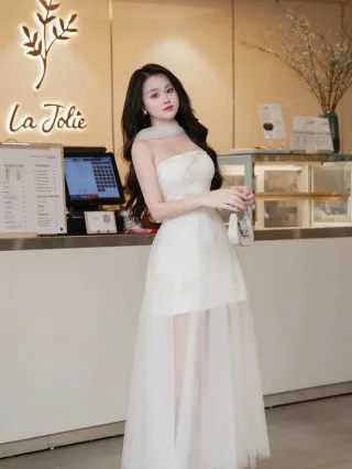 Ảnh 3 của Đầm dạ hội trắng strapless thêu hoa