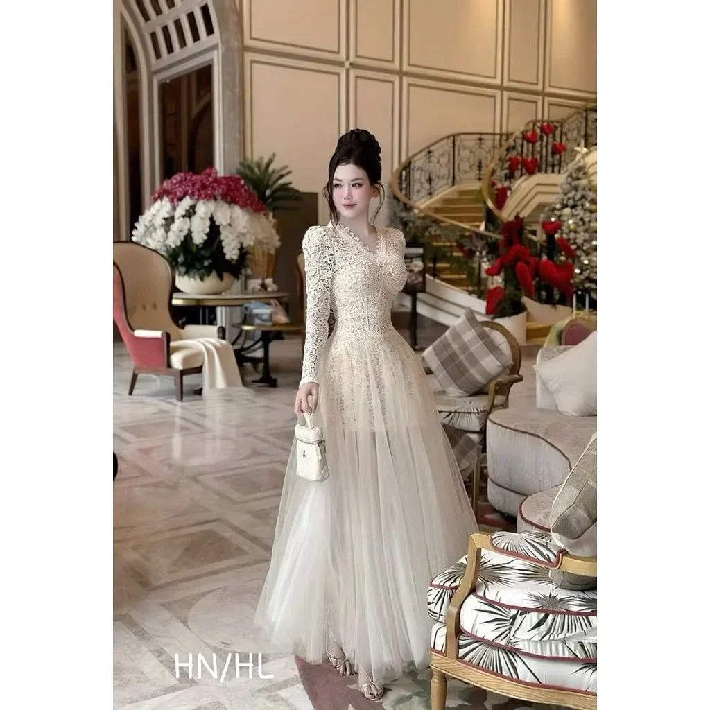 Photo 1 of Váy dạ hội ren trắng kem tay dài