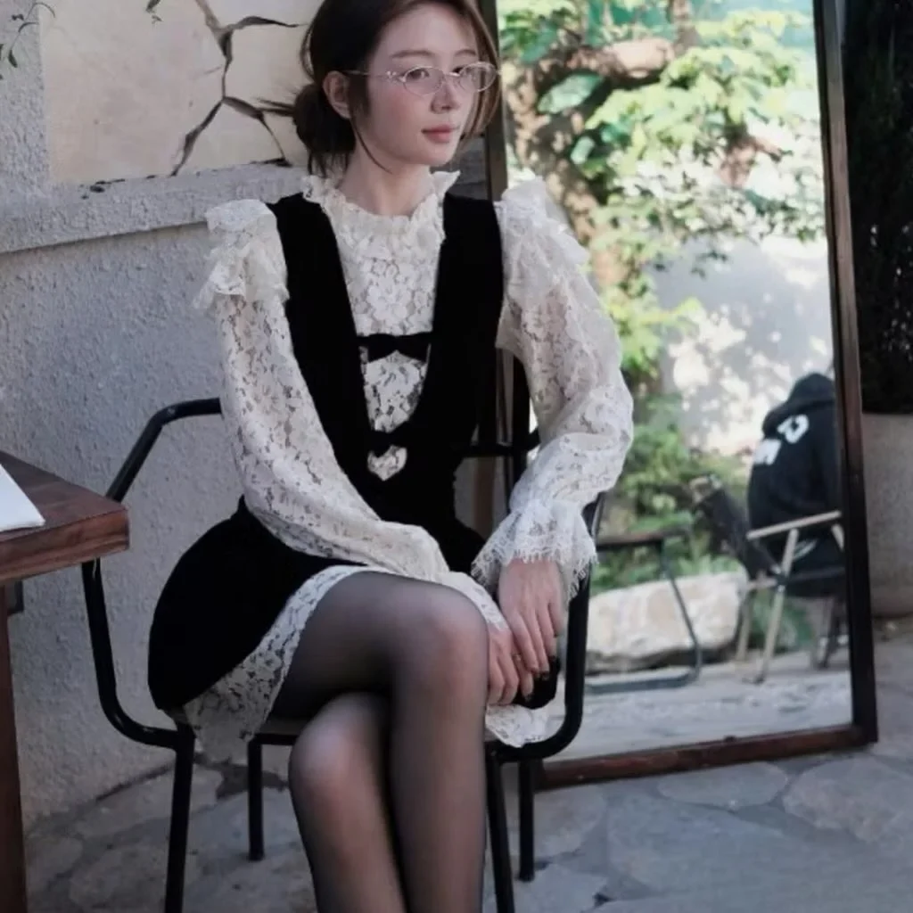 Ảnh 3 của Đầm nhung đen tay ren vintage nữ
