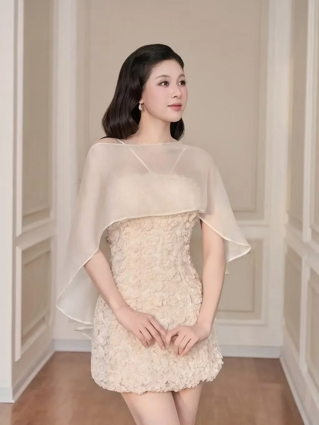 Ảnh 2 của Đầm ngắn cape voan hoa nổi Guvie
