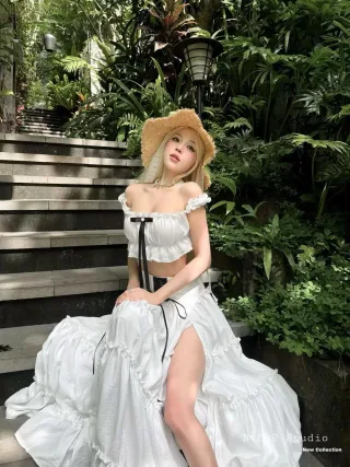Photo 1 of Set áo váy trắng trễ vai nữ tính