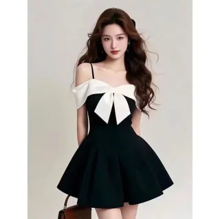 Photo 1 of Váy ngắn trễ vai nơ trắng size M