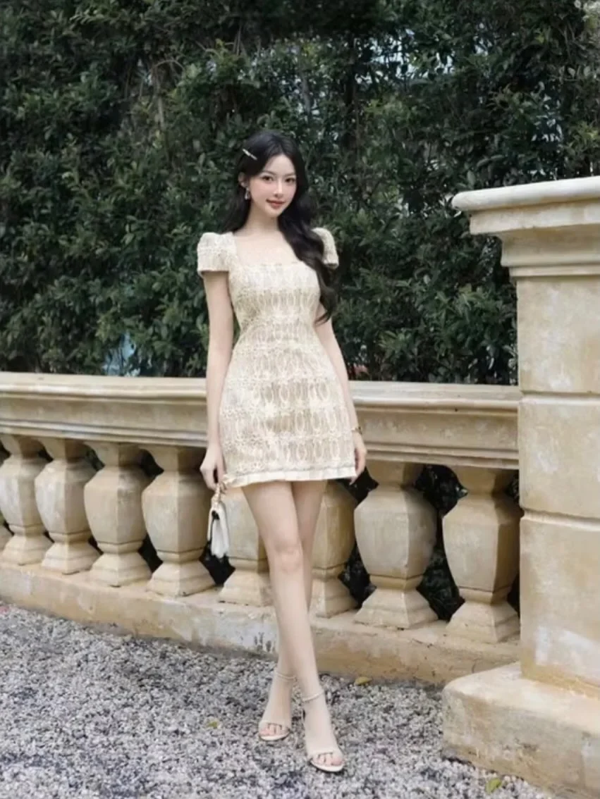 Photo 2 of Đầm ren kem cổ vuông tay ngắn nữ