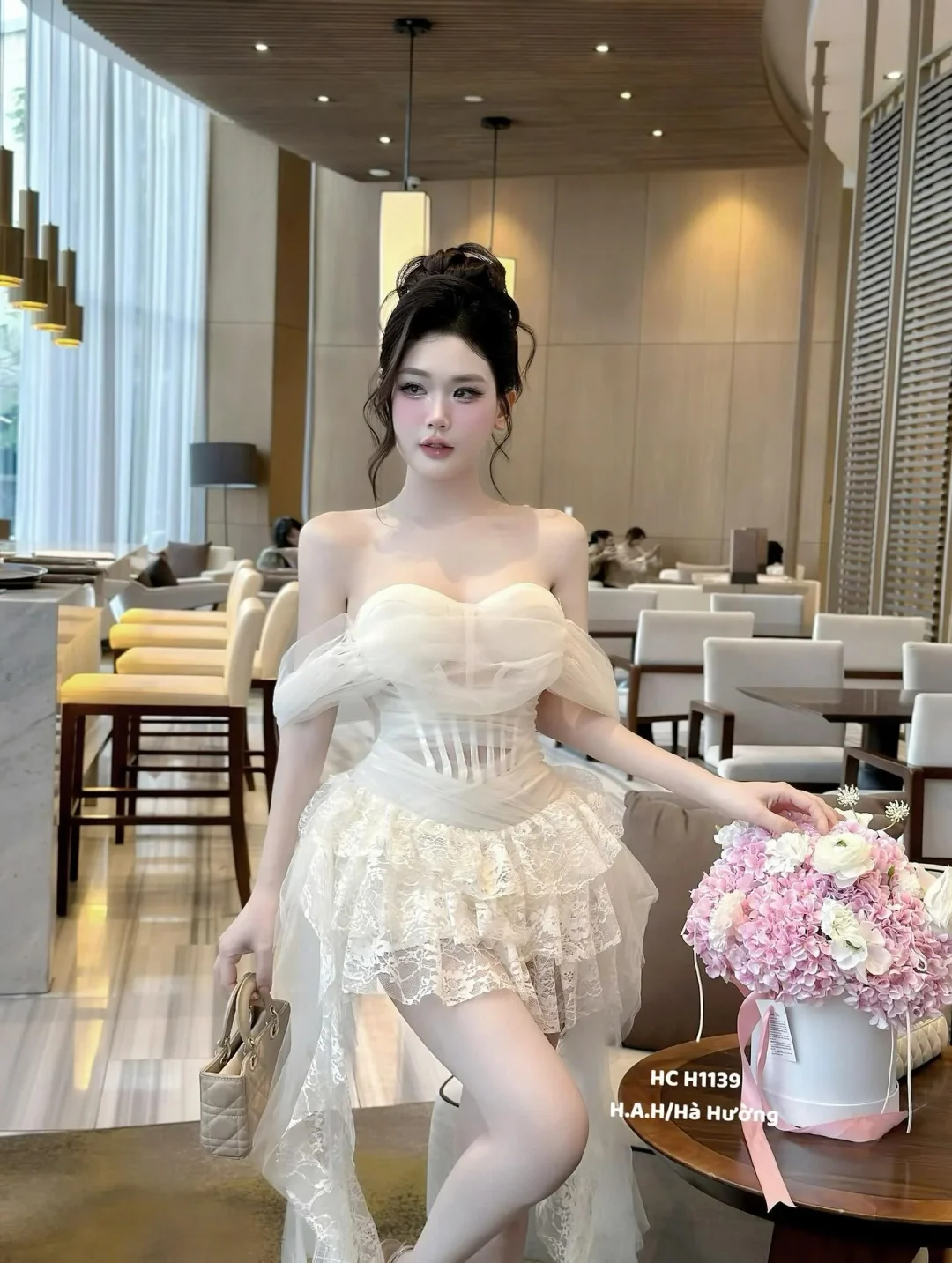 Photo 2 of Váy tiệc ngắn trắng kem nữ