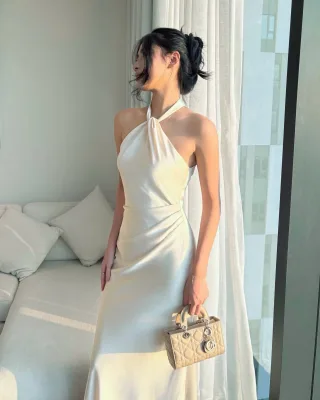 Photo 1 of Đầm Lụa Trắng Cổ Yếm Size M