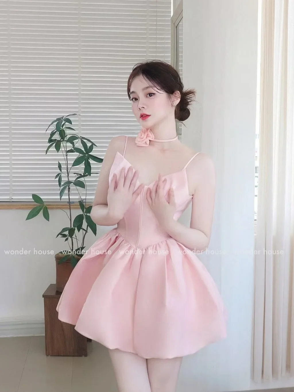 Ảnh 2 của Đầm mini corset satin hồng Wonder House