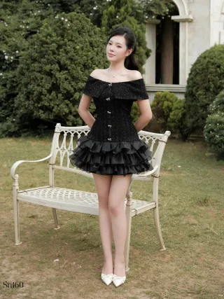 Ảnh 1 của Đầm đen trễ vai xếp lớp kim sa