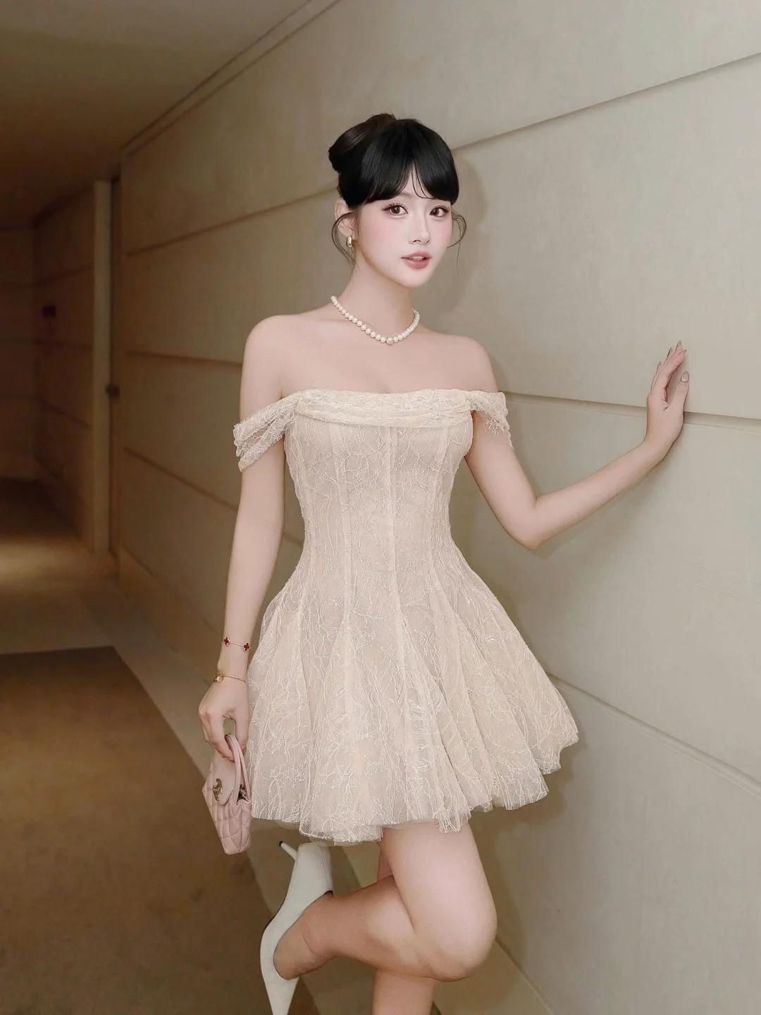Photo 3 of Đầm ren trễ vai ngắn màu kem size M