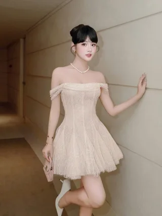 Photo 3 of Đầm ren trễ vai ngắn màu kem size M